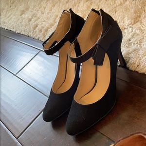 Black Nine West heels with bows.